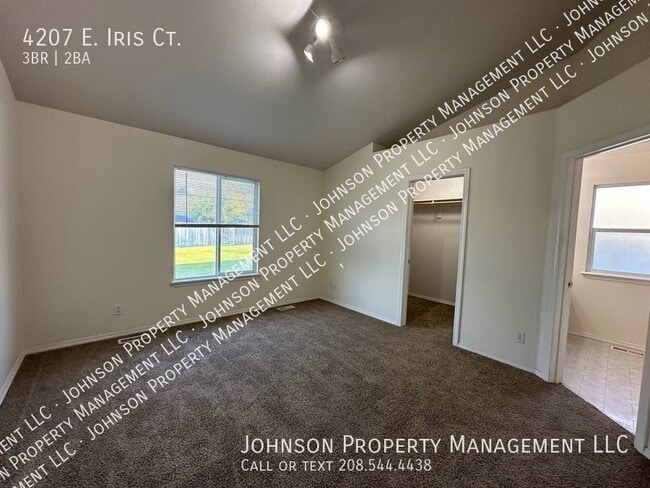Building Photo - 4207 E Iris Ct