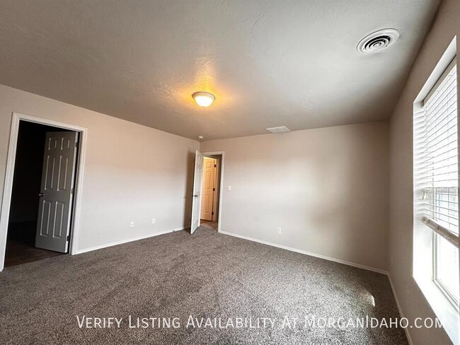 Building Photo - Spacious rooms, alley access garage, priva...