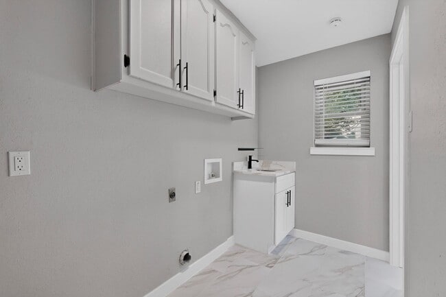 Building Photo - 30 Crestwood Dr