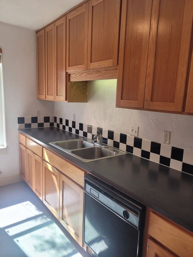 Building Photo - Spacious 1bd, semi-detached apartment for rent in the desirable Jefferson West Side neighborhood....