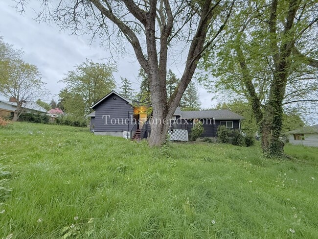 Building Photo - Bright Milwaukie Home with Deck and Large Yard!