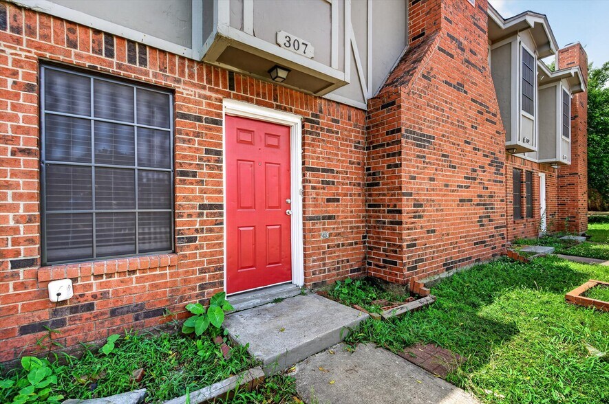 Building Photo - 305 Cambridge Dr