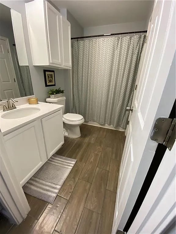 Building Photo - Room in House on Dittmar Oaks Dr