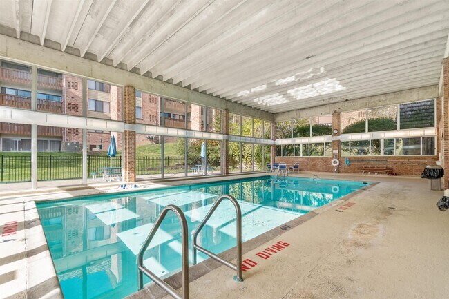 Building Photo - 1235 S Maple Rd