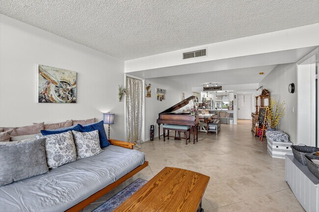 Building Photo - 6205 Balboa Cir