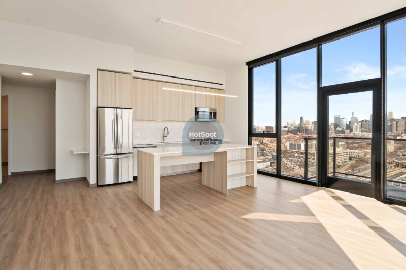 Building Photo - 533 S Damen Ave