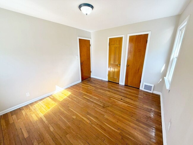 Building Photo - 3 BED 1 BATH BEAUTIFUL SINGLE FAMILY HOME