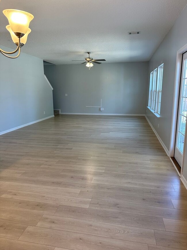 Building Photo - Tranquil South Retreat: Spacious 5-Bed Home with Fenced Yard, Pet-Friendly, Washer/Dryer Included