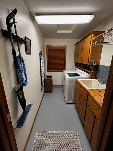 Laundry room off of kitchen - 12505 S Center Ln