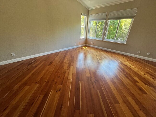Building Photo - Fully remodeled home, Pet friendly with A/...