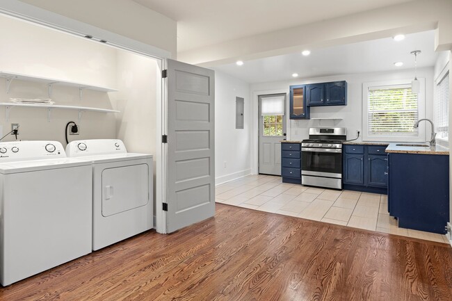 Building Photo - Beautifully Renovated Cottage - Great Nort...