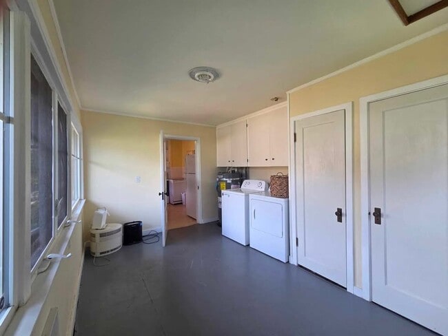Building Photo - Adorable 2 bedroom house for rent in quiet...