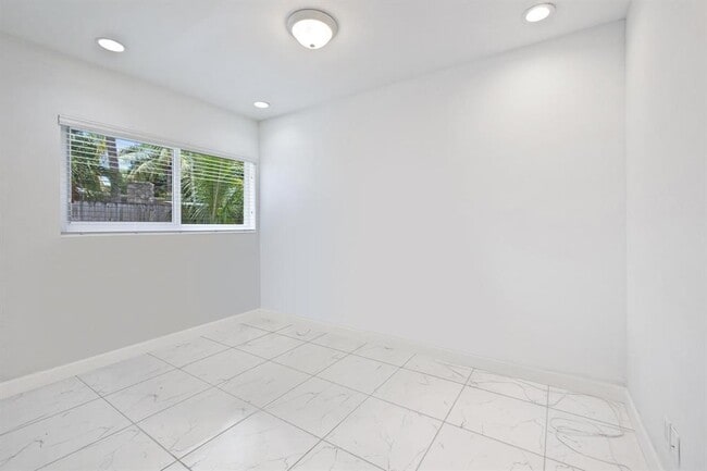 Building Photo - 2440 SW 16th St