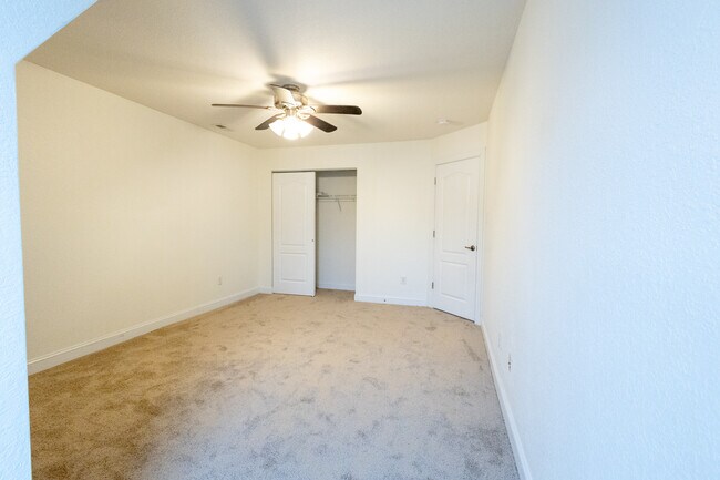 Building Photo - 956 Iron Bridge Dr