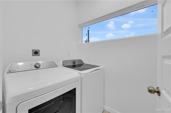 Building Photo - 211 N 28th St