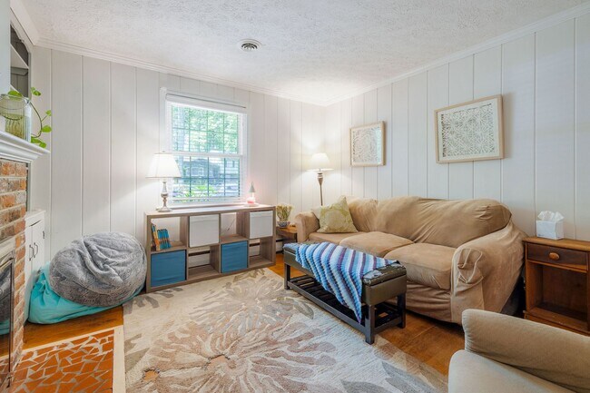 Building Photo - Beautiful Single-Level Home with In-Law Suite and Expansive Yard ***Available Early August 2026***