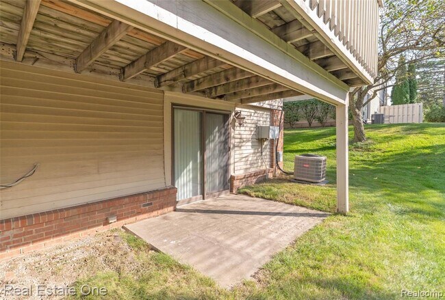 Building Photo - 5652 Drake Hollow Dr E