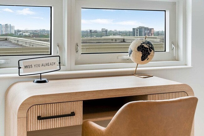 Building Photo - 3256 NE 1st Ave