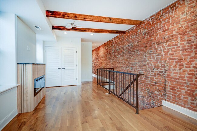 Building Photo - 2841 W Diamond St