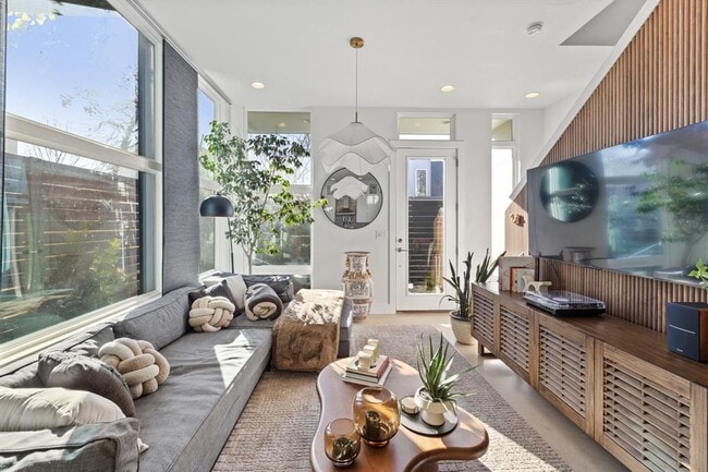 Building Photo - 1904 E 17th St