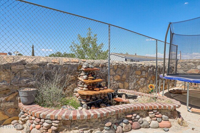 Building Photo - 3712 La Cuesta Dr