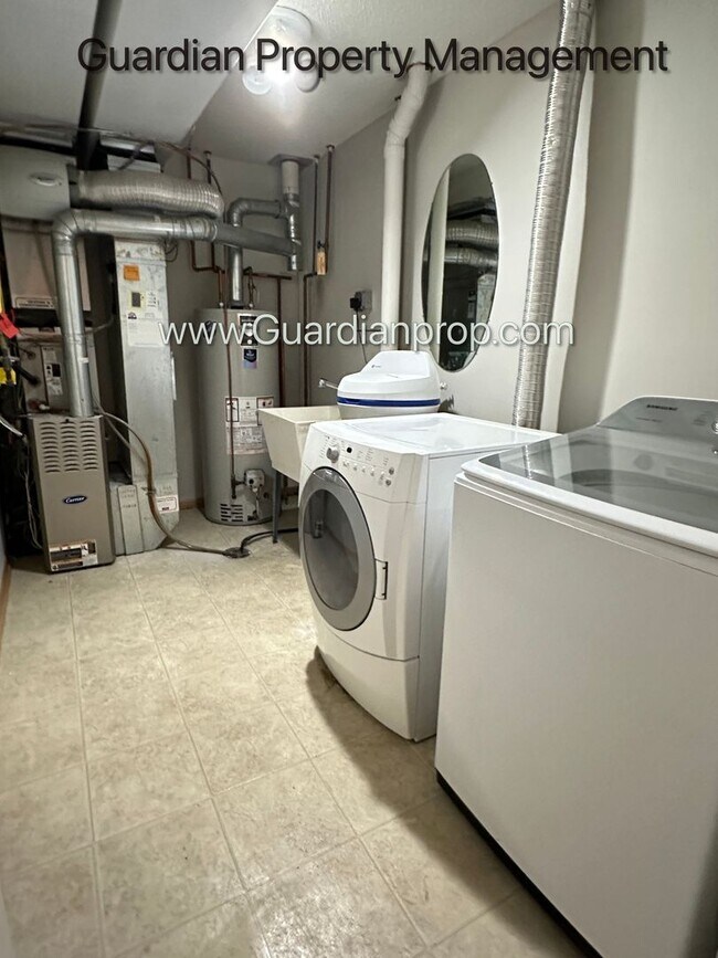 Building Photo - Maple Grove Town Home, 2 Car Garage, W/D, Balcony, Dishwasher, Avail June/July