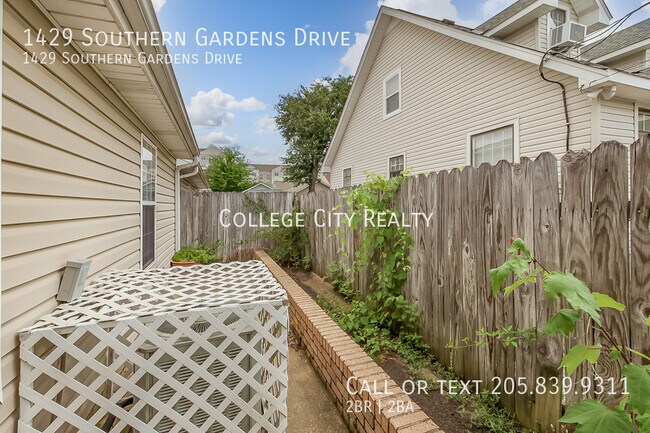 Building Photo - 1429 Southern Gardens Dr