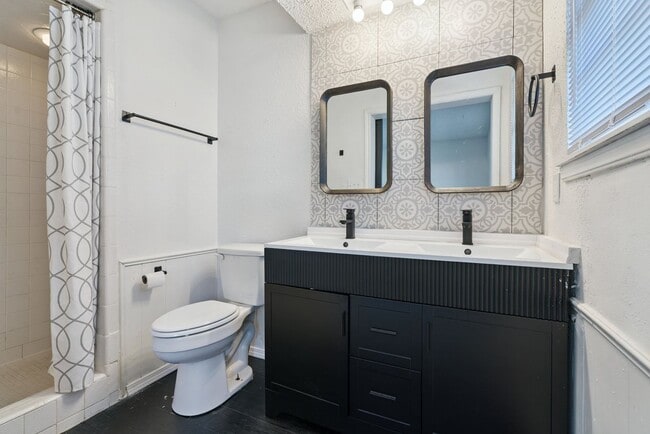 Building Photo - 3-Bedroom Home Near Dining, Shopping & Broadway Extension