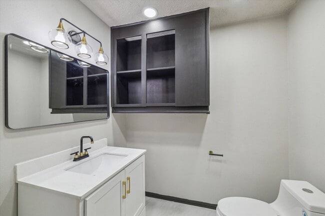 Building Photo - 412 Lyndale Dr