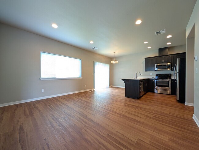Building Photo - Great 3 bedroom/ 2.5 bathroom duplex- Near...