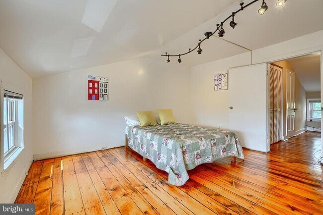 Building Photo - 1806 Bank St