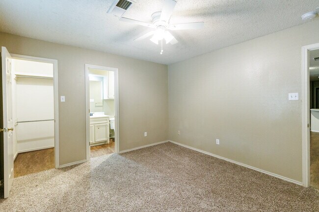 Building Photo - Welcome to this Spacious 2-Bedroom Home!