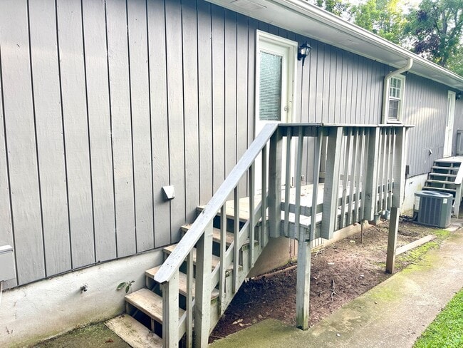 Building Photo - Welcome to this charming 2-bedroom, 1-bath...