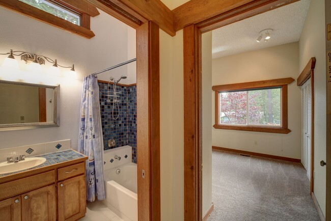 Building Photo - 3bd/2.5ba Edmonds Home