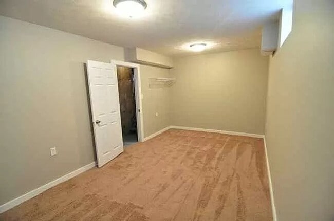 Building Photo - 5 Bedroom Home Available Now!