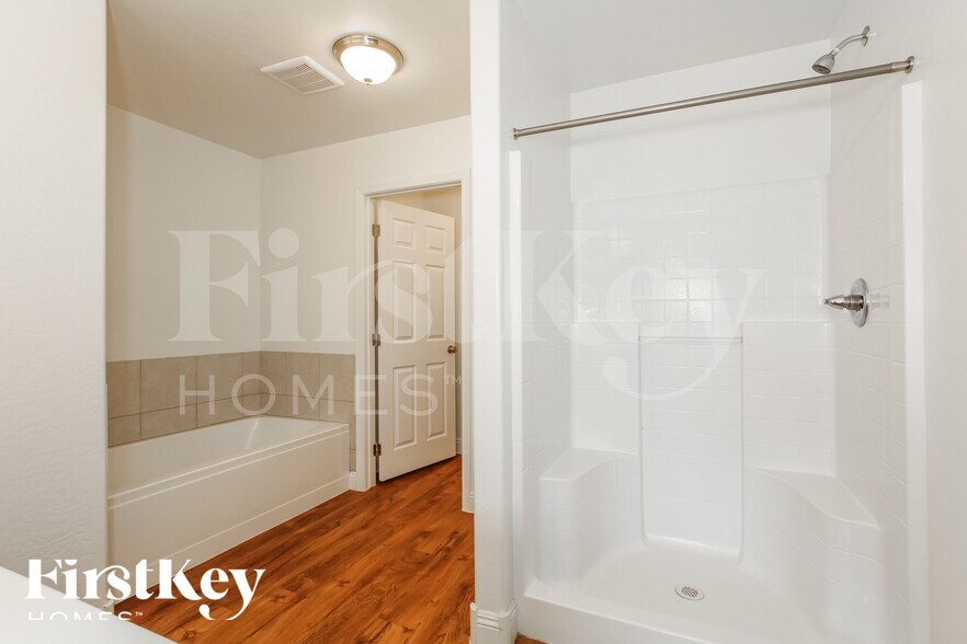 Building Photo - 4243 W Bluefield Ave