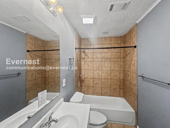 Building Photo - 3 Bed, 2 Bath Home with Fenced Yard / Pet-Friendly / Vouchers Accepted / Available Now!