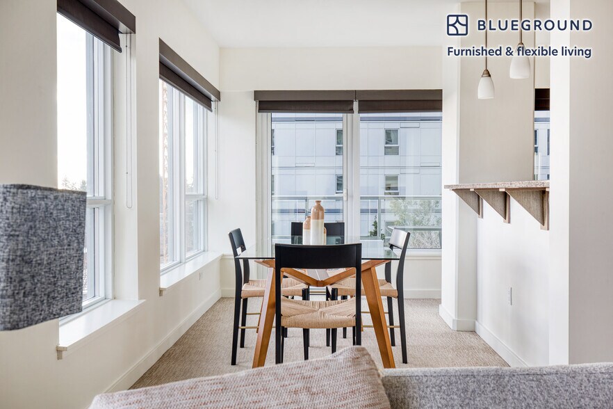 Building Photo - 10349 NE 10th St