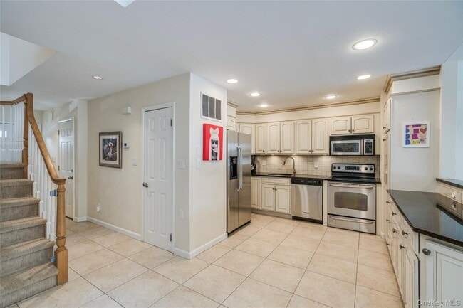 Building Photo - 100 Woodlake Dr W