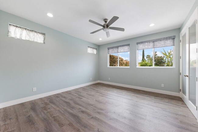 Building Photo - 1572 Coolcrest Ave