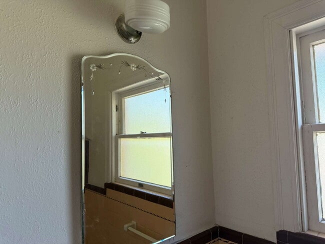 Building Photo - Beautiful two bedroom/1 bathroom with Original Details