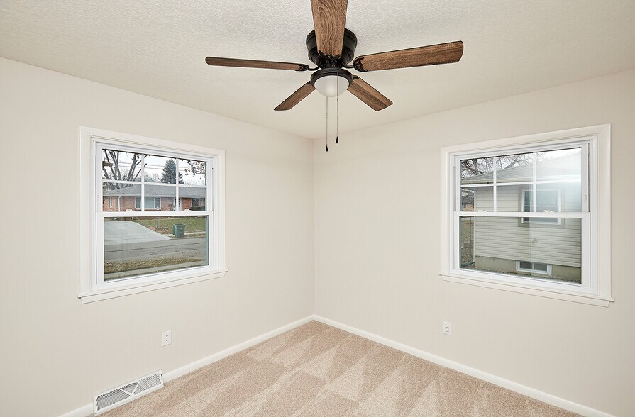 Building Photo - 409 SW Ash Dr