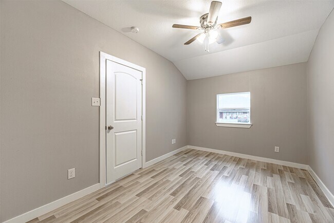 Building Photo - 4909 Higgins St