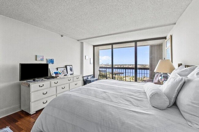 Building Photo - 1900 Consulate Pl