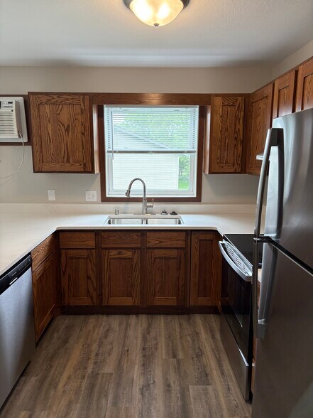 Kitchen - 815 Meadowview Ln