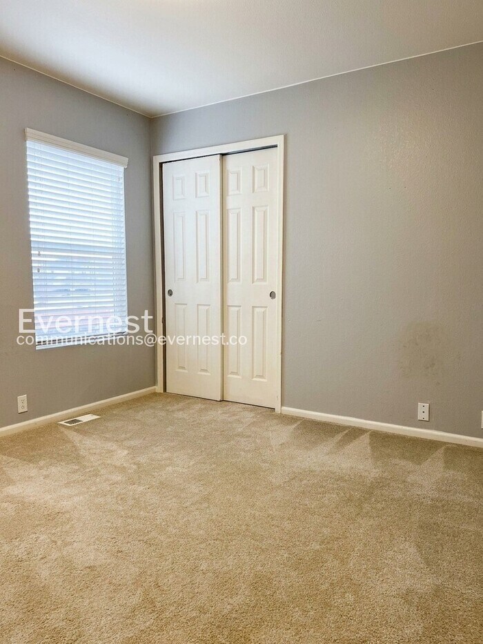 Building Photo - 8215 Silver Glen Dr