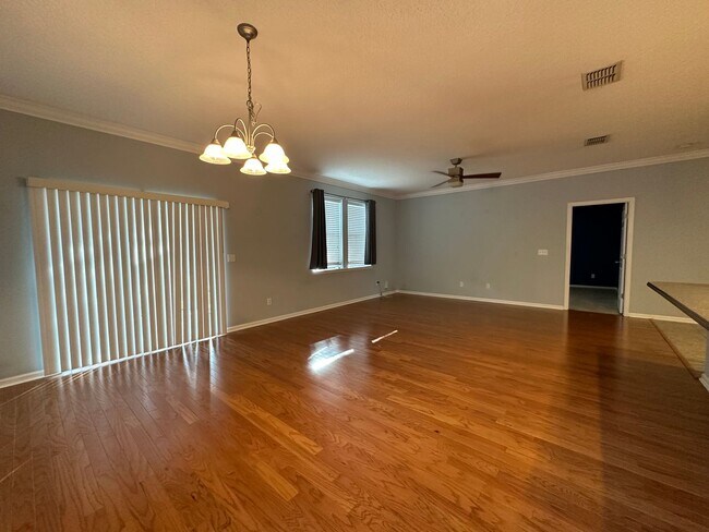Building Photo - Adorable Home in Prime Location!
