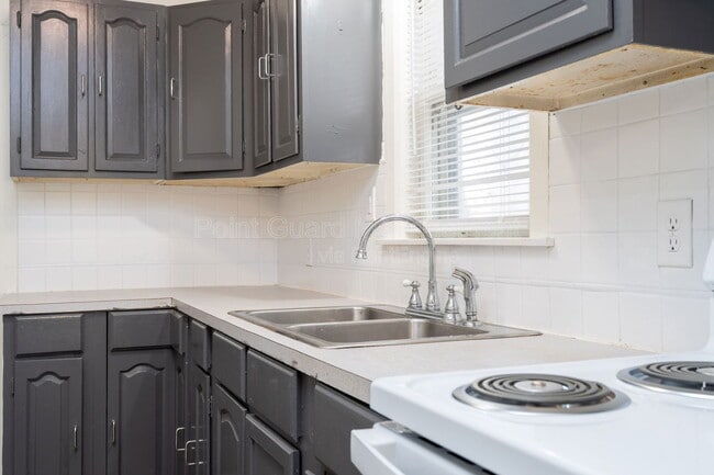 Building Photo - 102 W Zimmerly St