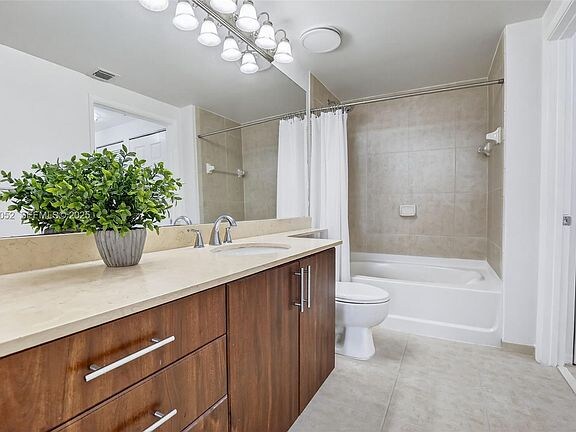 Building Photo - 2421 NE 65th St