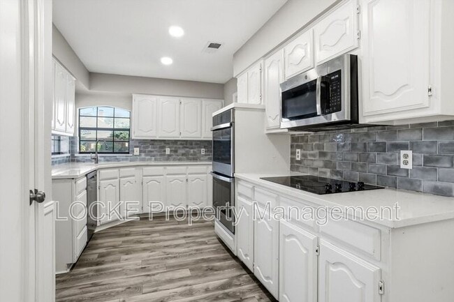 Building Photo - 2212 Valcourt Dr